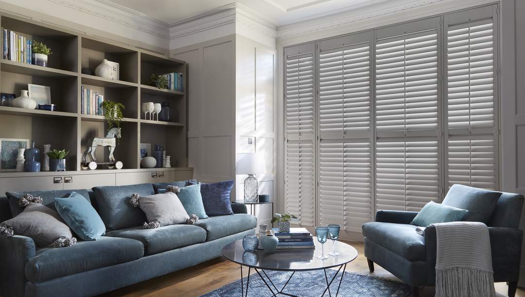 witte Shutters met blauwe accenten