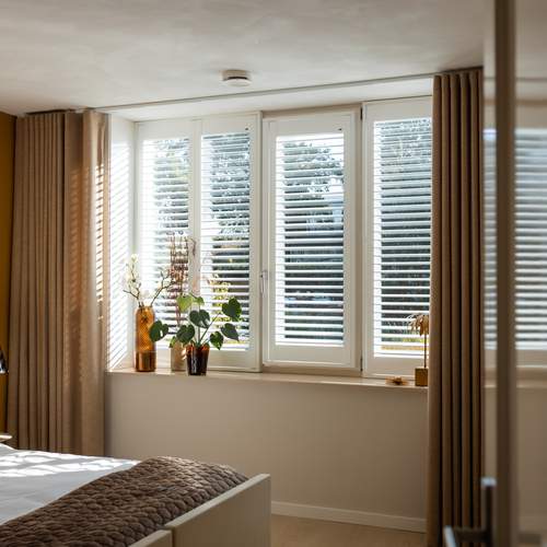 witte Shutters in de slaapkamer