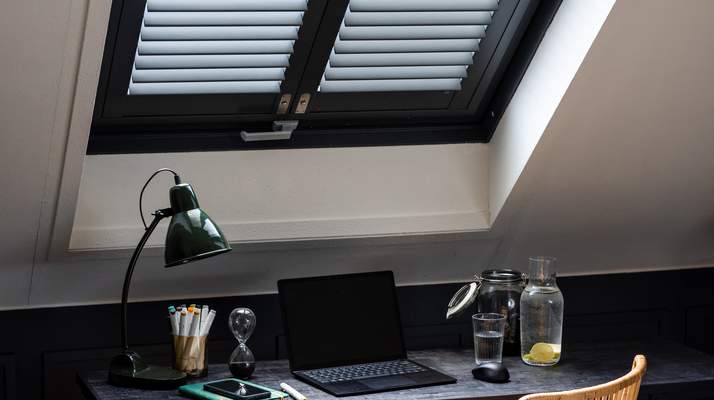 zwarte shutters dakraam