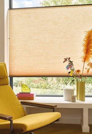 oranje Luxaflex® Duette® Shades met tropisch gekleurde bloemen