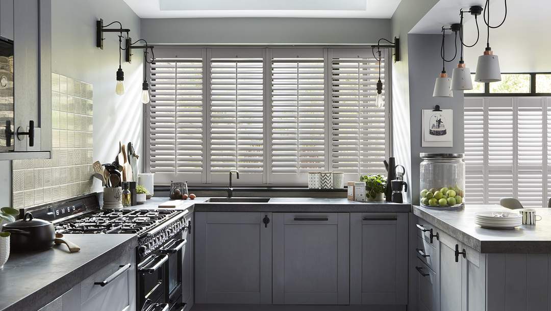 Shutters blancs dans la cuisine