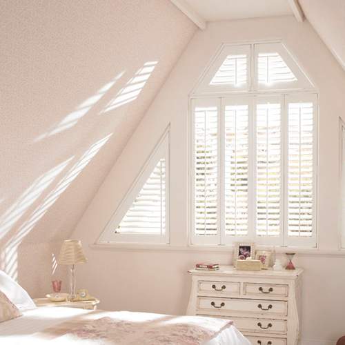 witte Shutters met blauwe zetels