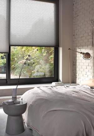 Luxaflex® Plissé Shades in de slaapkamer