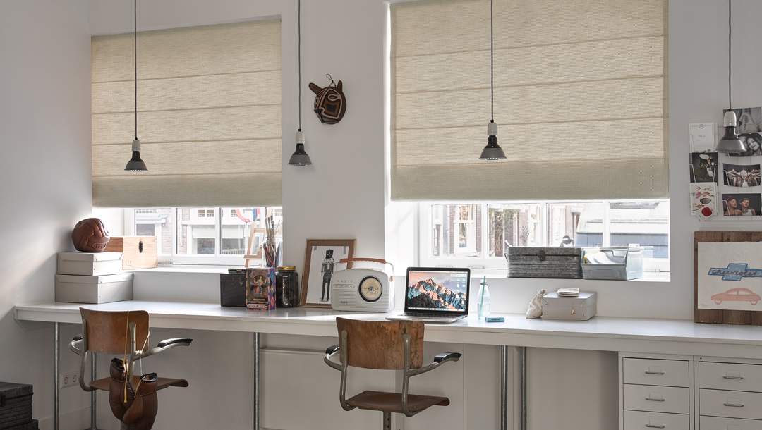 luxaflex vouwgordijnen in thuiskantoor