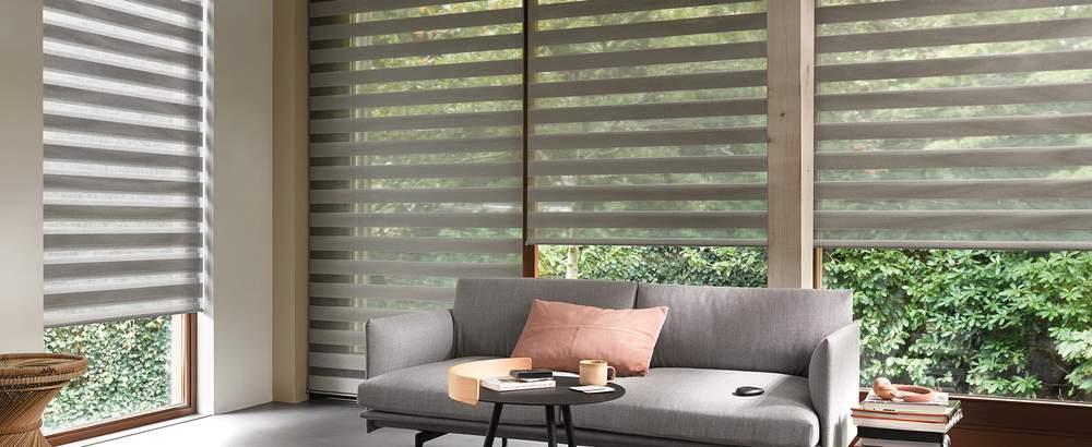 Raamdecoratie woonkamer Twist® Rolgordijnen