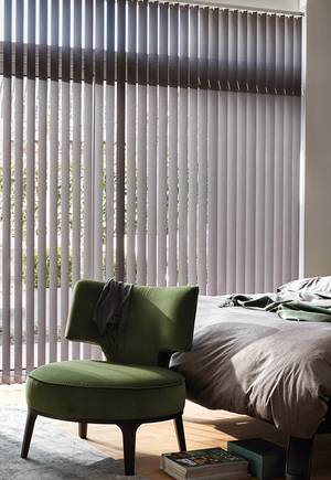 stores verticaux occultants Luxaflex® pour la chambre à coucher