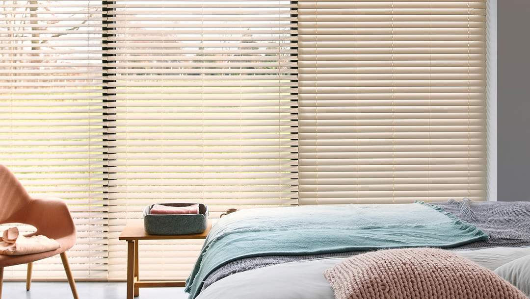 Raamdecoratie slaapkamer Horizontale Jaloezieën