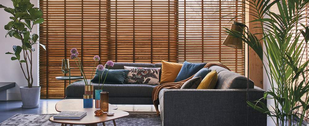 Raamdecoratie woonkamer Houten Jaloezieën